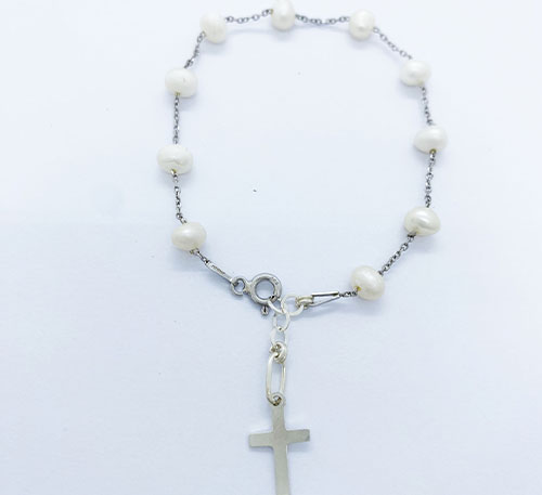 Pulsera de perlas naturales de cultivo de forma redonda de diámetro 6 mm, canutillos, cruz y cierre de plata.