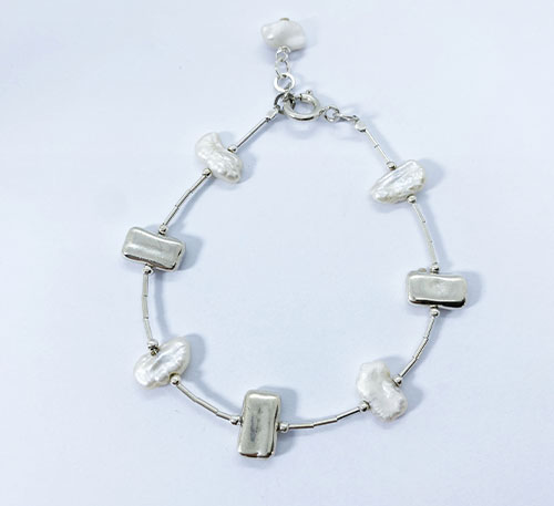 Pulsera de perlas naturales de cultivo de formas irregulares, de medidas 8×6,  mm con cadena y cierre de plata.