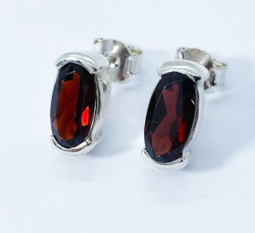 Aretes de plata ley 0,950 con granates naturales talla ovalada con facetas