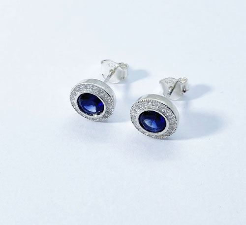 Aretes de plata ley 0,925 con zafiro creado, talla redonda de 5 mm de diámetro.