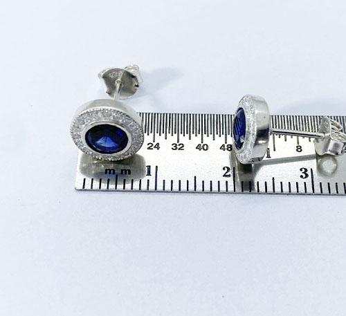 Aretes de plata ley 0,925 con zafiro creado, talla redonda de 5 mm de diámetro.