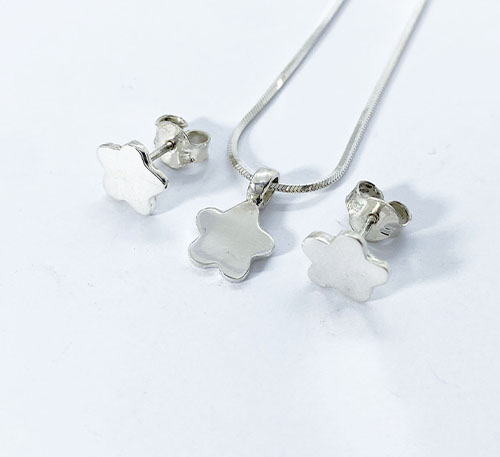 Set dije collar y aretes de plata ley 0,925, peso 6 gramos. Diseño de estrellas.