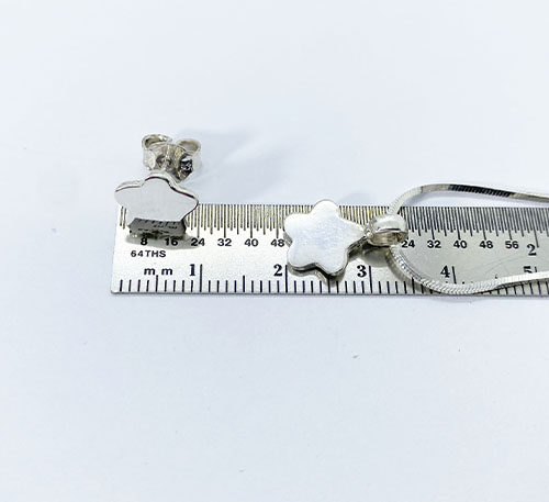 Set dije collar y aretes de plata ley 0,925, peso 6 gramos. Diseño de estrellas.