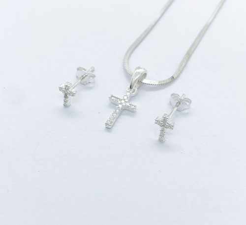 Set dije collar y aretes de plata ley 0,925, peso 6 gramos. Diseño de cruces pequeñas con circones naturales