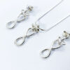 Set dije collar y aretes de plata ley 0,925, peso 7 gramos. Diseño sino infinito pequeñas.