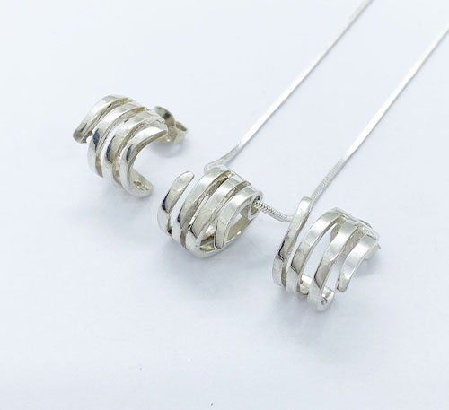 Set dije collar y aretes de plata ley 0,925, peso 10 gramos. Diseño de semicandongas de 4 elementos.