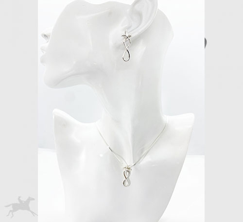 Set dije collar y aretes de plata ley 0,925, peso 7 gramos. Diseño sino infinito pequeñas.