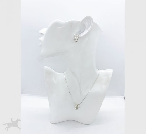 Set dije collar y aretes de plata ley 0,925, peso 10 gramos. Diseño de semicandongas de 4 elementos.