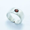 Anillo de plata con granate