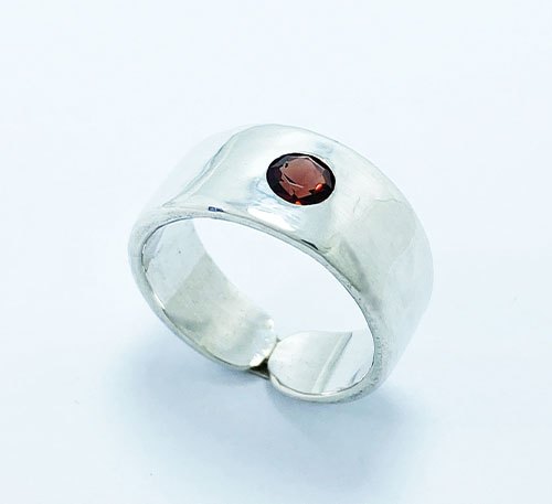 Anillo de plata con granate