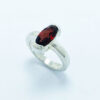 Anillo de plata con granate