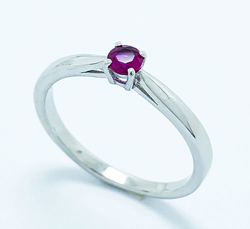 Anillo de plata con rubi creado