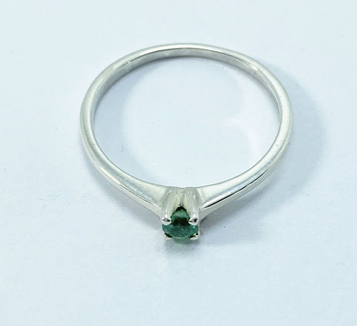 Anillo de plata con esmeralda de Colombia
