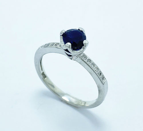 Anillo de plata con zafiro creado