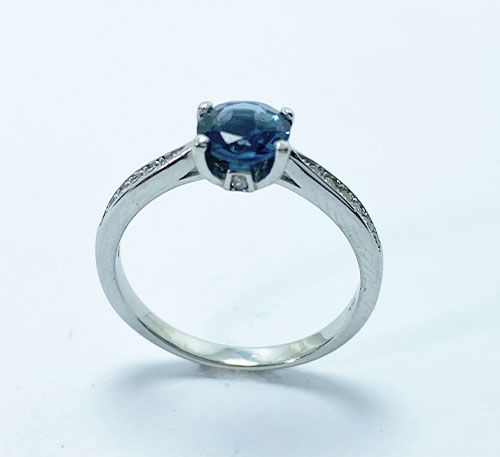 Anillo de plata con topacio azul natural