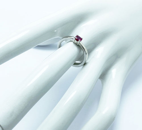 Anillo de plata con rubi creado