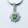 Dije colgante de plata ley 0,925 con esmeralda de Colombia certificada de buena calidad talla redonda de 0,20 Ct (20 puntos) de peso. Diseño estrella con circones naturales.