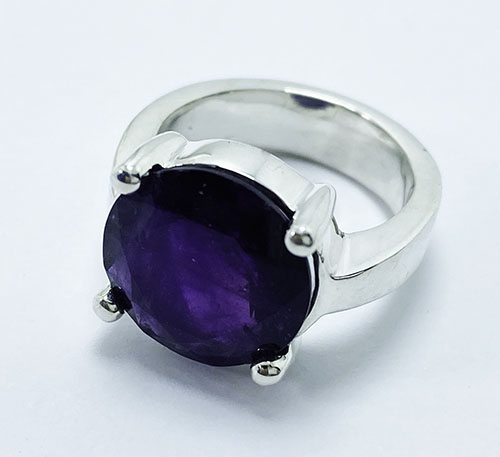 Anillo de plata con amatista natural