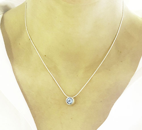 Dije collar de plata con topacio azul natural