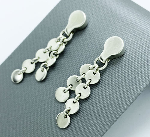 Aretes de plata ley 0,925 con peso 5.5 gramos diseño de 2 segmentos móviles de discos flotantes